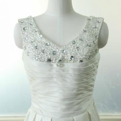 Sleeveless A-line Satin Wedding Dress V-neck..
